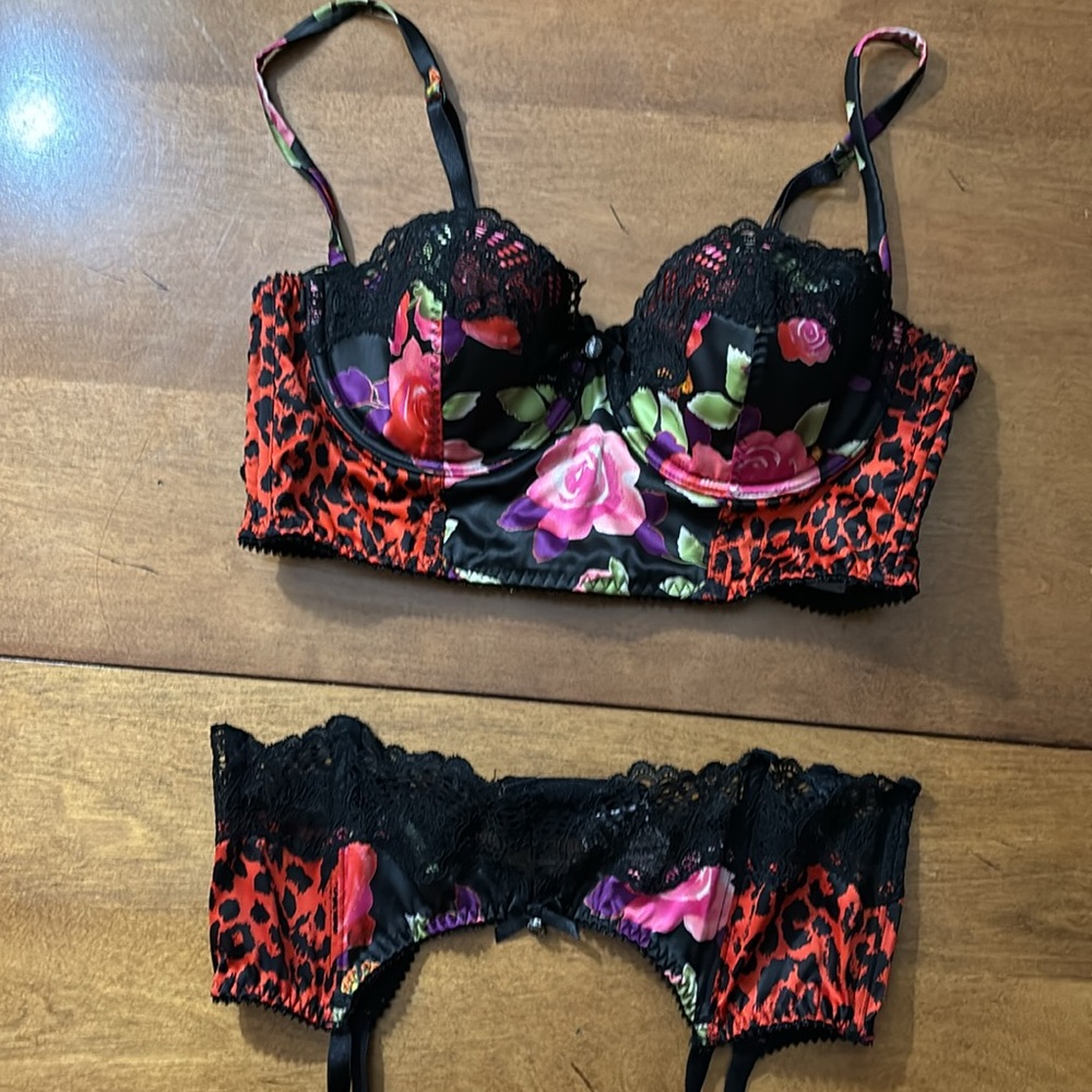 Victoria’s Secret bra 34C and garter belt